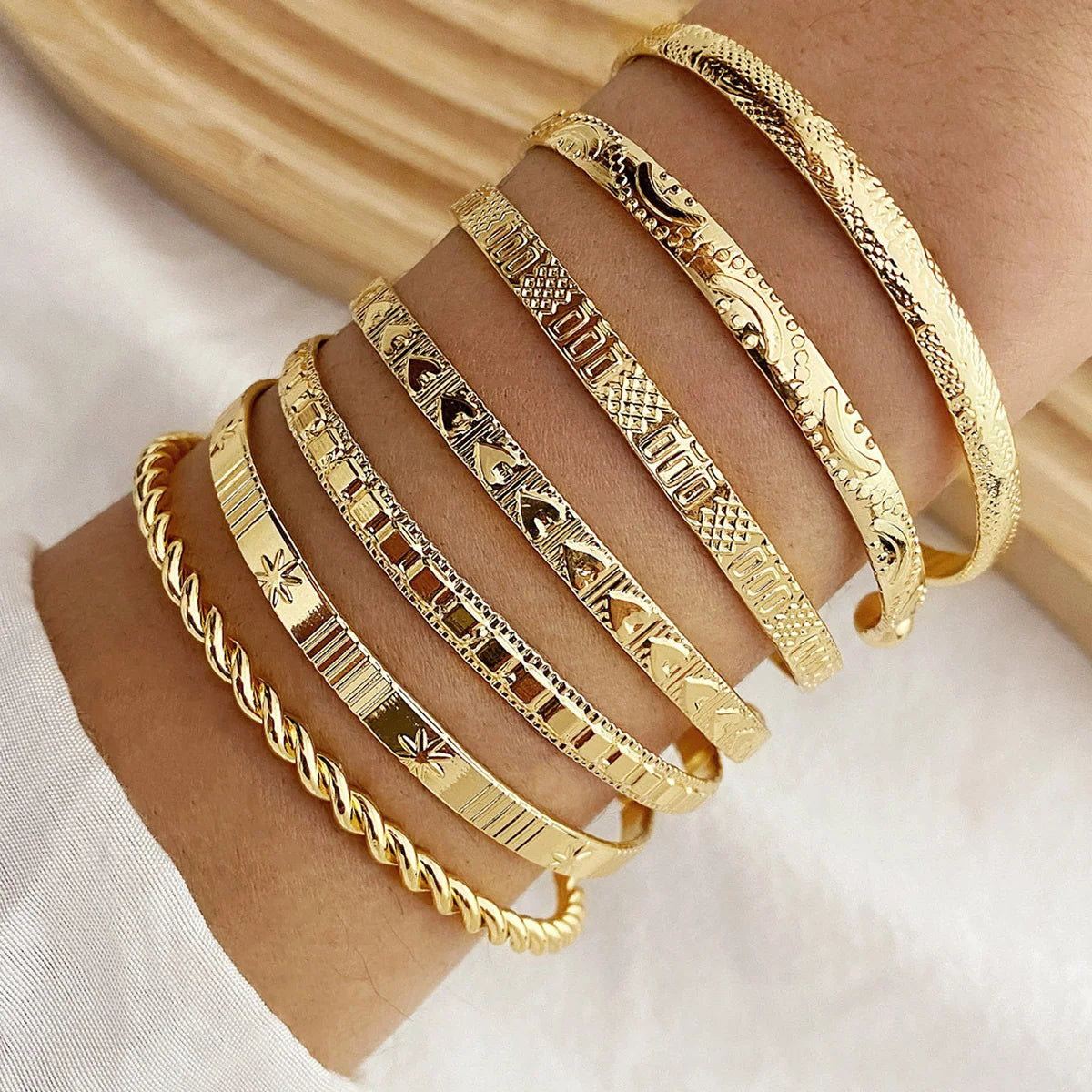 7 Pcs/Set Punk Gold Bracelets for Women Streetwear Heart Prints Metal Design Open Bangle Fashion Jewelry Gifts